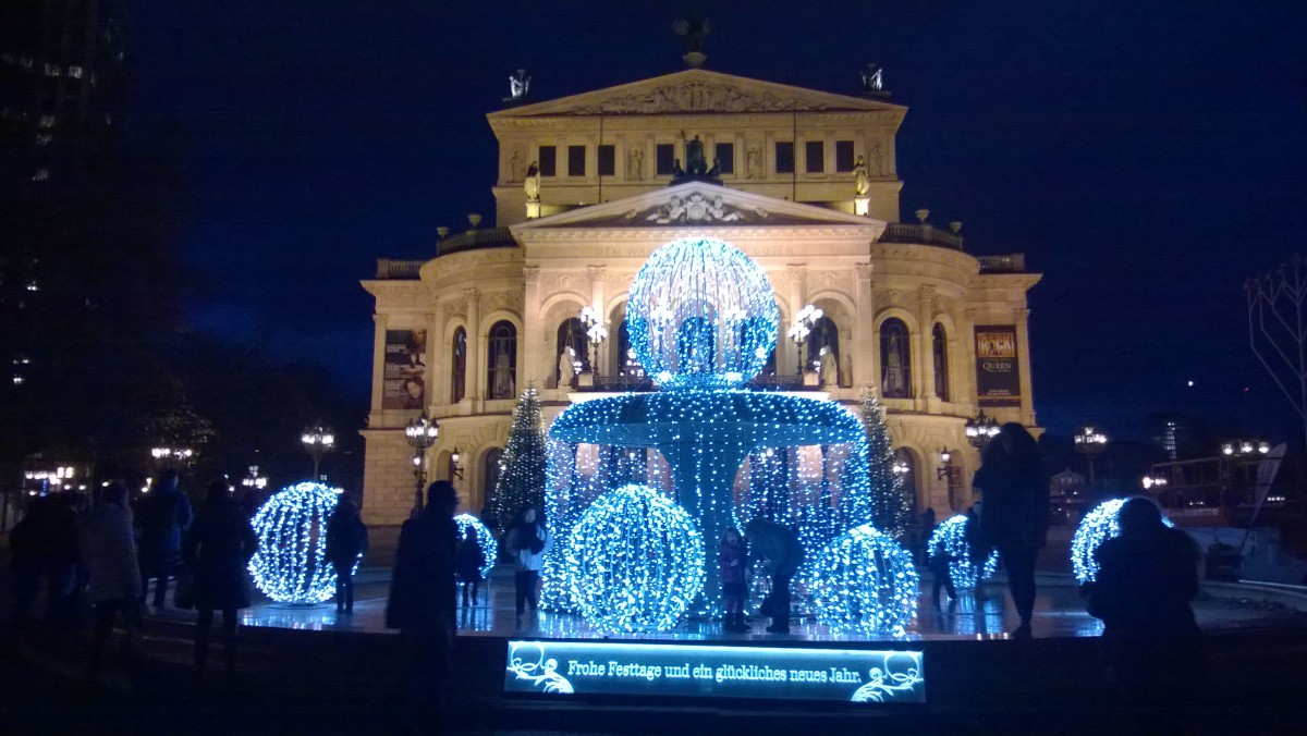 Weihnachtsdekoration vor der Alten Oper