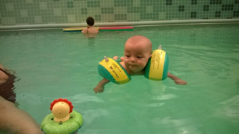 Baby mit Schwimmflügeln