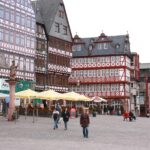 Nikolaikirche und Schwarzer Stein am Römerberg