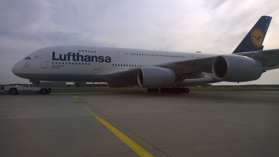 A380 von Lufthansa rollt auf dem Frankfurter Flughafen
