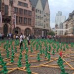 Einheitsmännchen vor dem Rathaus