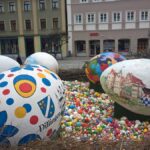 Ostereier vor historischer Kulisse in Lauingen