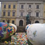 Ostereier vor dem Rathaus Lauingen