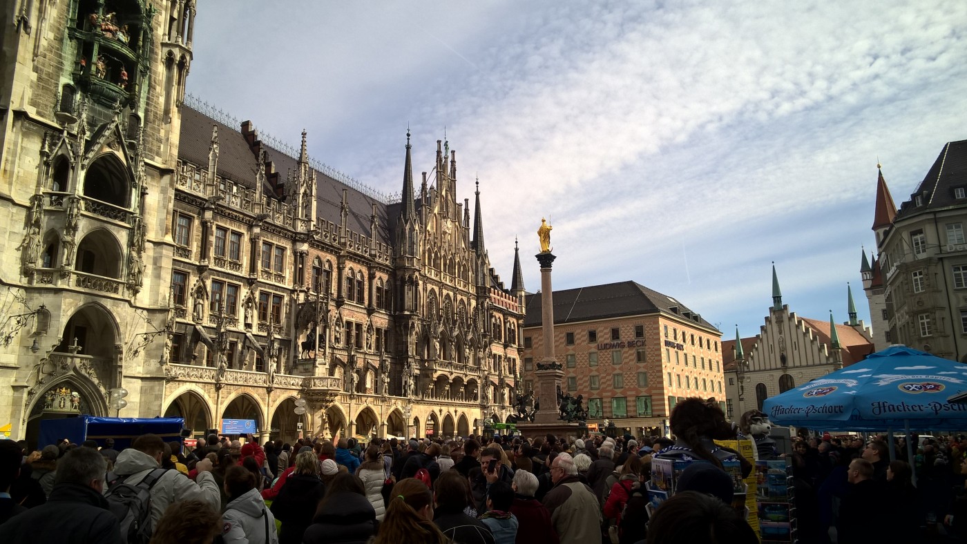 Glockenspiel vor dem Marienplatz München 2015