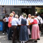 Trachtler auf dem Viktualienmarkt in München