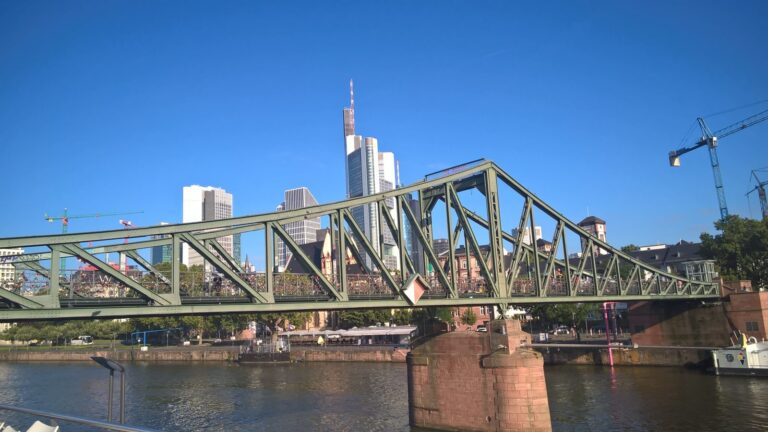 Eiserner Steg vor Skyline in Frankfurt