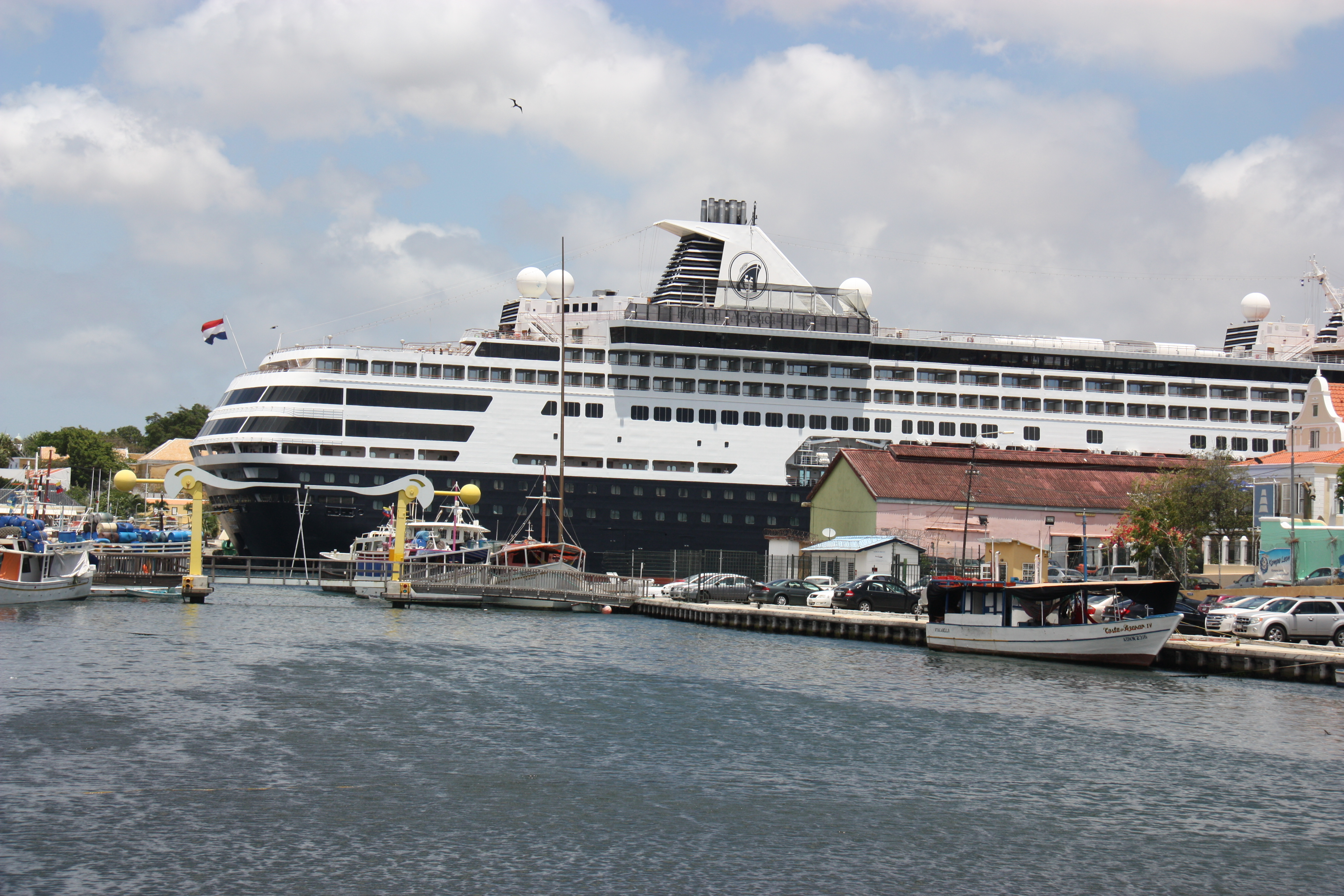 Kreuzfahrtschiff auf Curacao