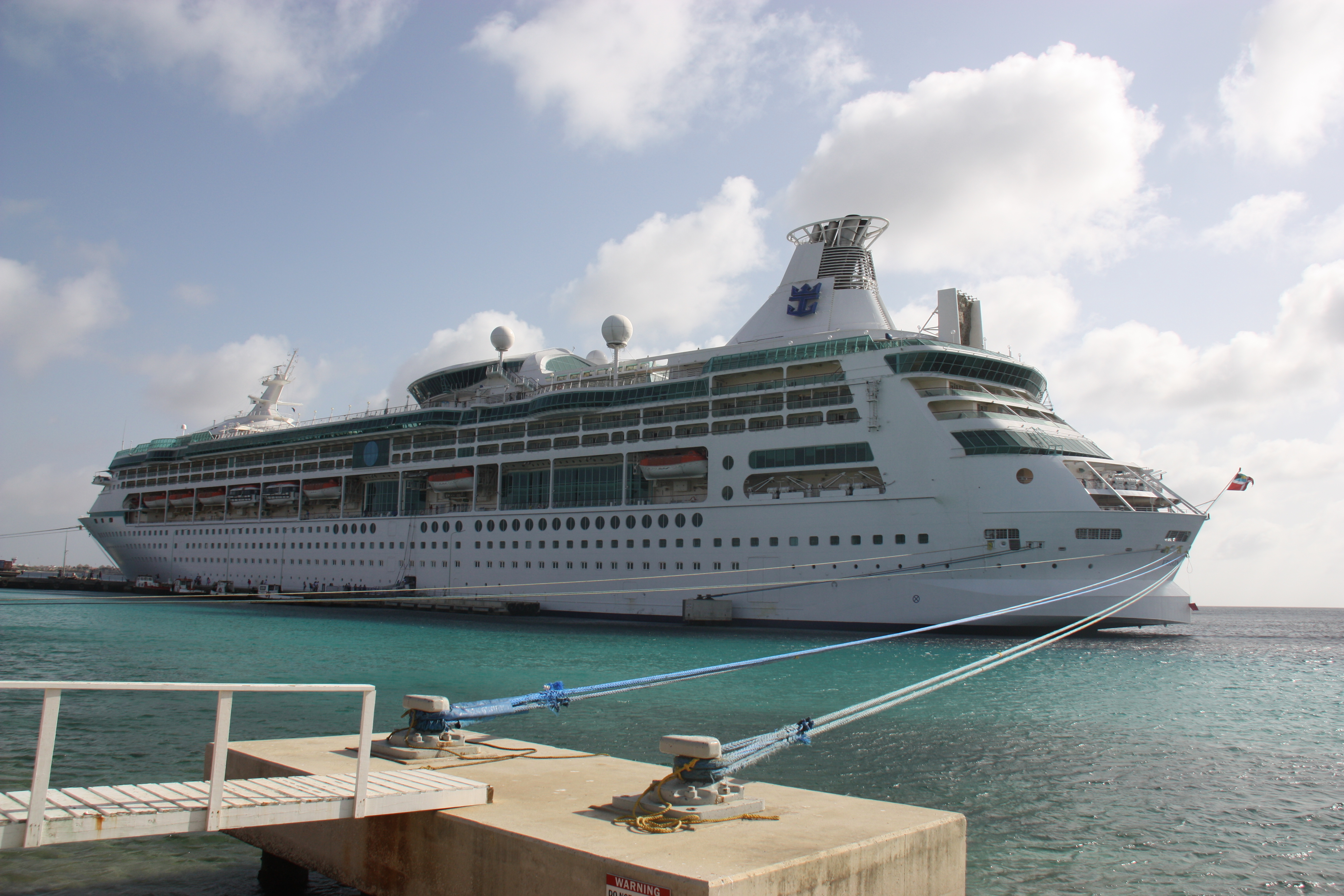 Kreuzfahrtschiff vor Anker in der Karibik