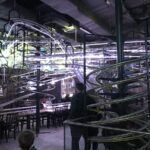 an das Schienensystem angebundene Tische