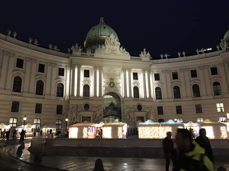 Hofburg in Wien bei Nacht
