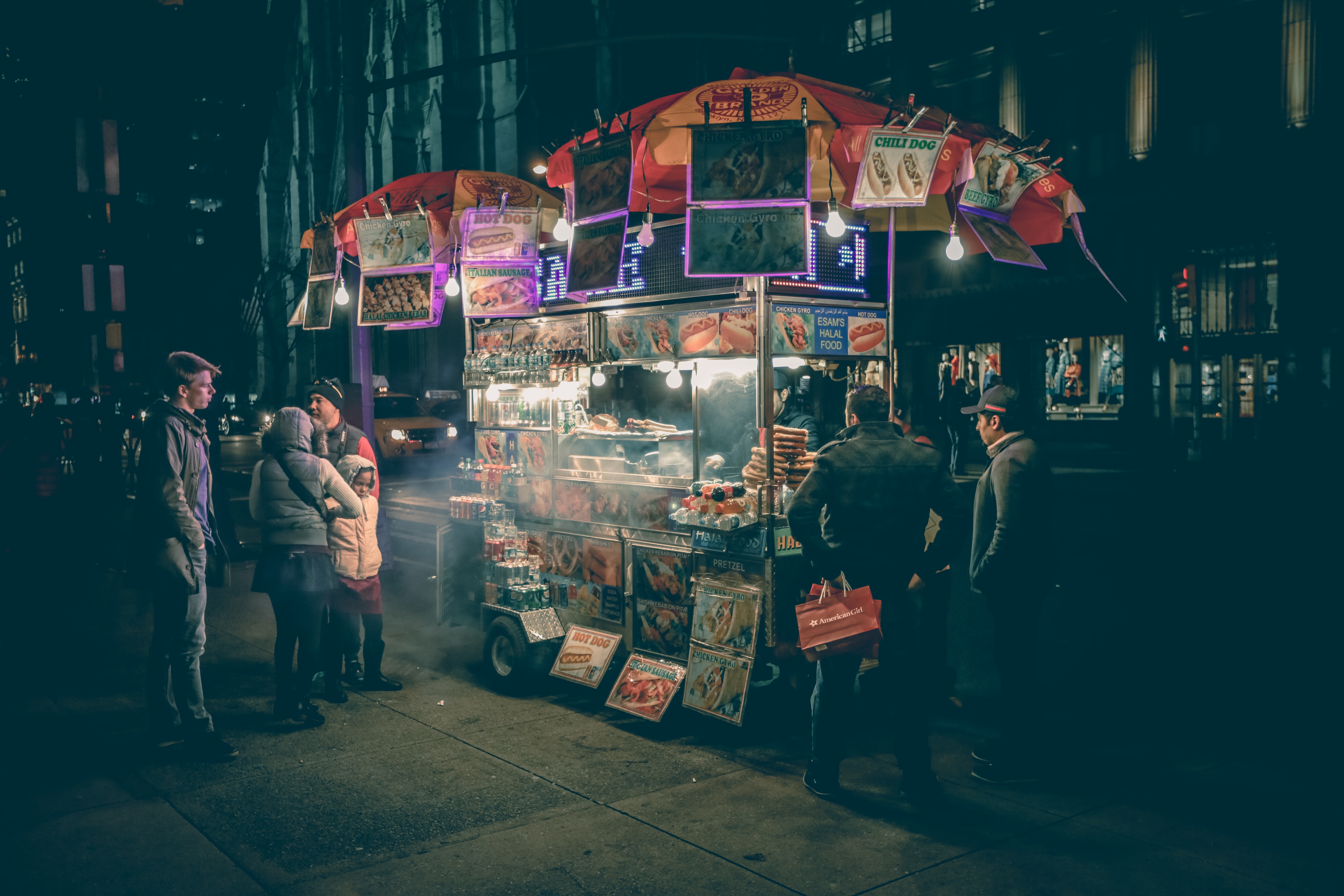 New Yorker Hot Dog-Stand bei Nacht. Wenns mal kein Candle Light Dinner sein soll