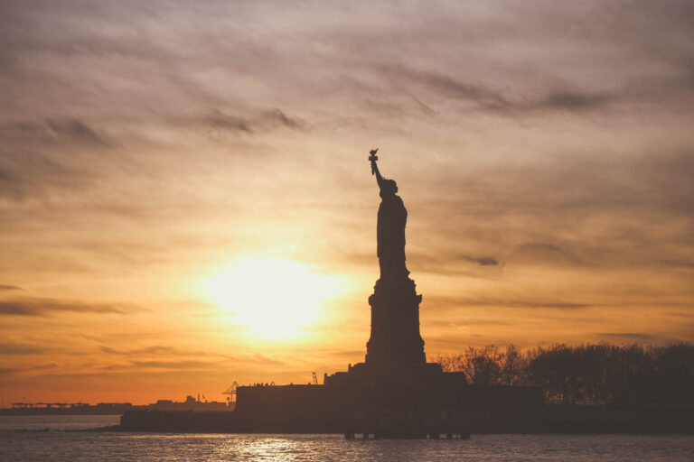 Lady Liberty begrüßt die frisch Verliebten.