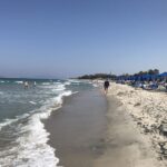 Wellen am Sandstrand beim Grecotel Royal Park