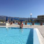 Poollandschaft mit Gebirge im Grecotel Royal Park auf Kos